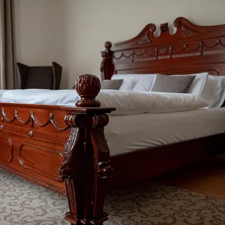 Palais Kneissl Bed & Breakfast
