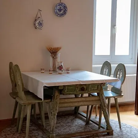 Palais Kneissl Bed & Breakfast *