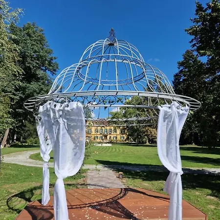 Palais Kneissl Bed & Breakfast *