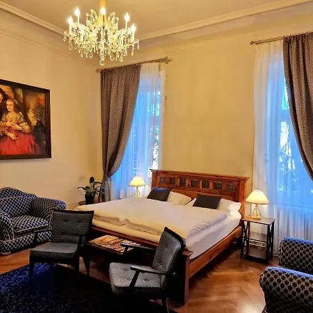 Palais Kneissl Bed & Breakfast