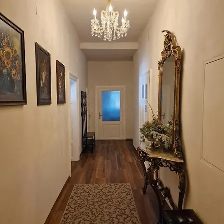 Palais Kneissl Bed & Breakfast