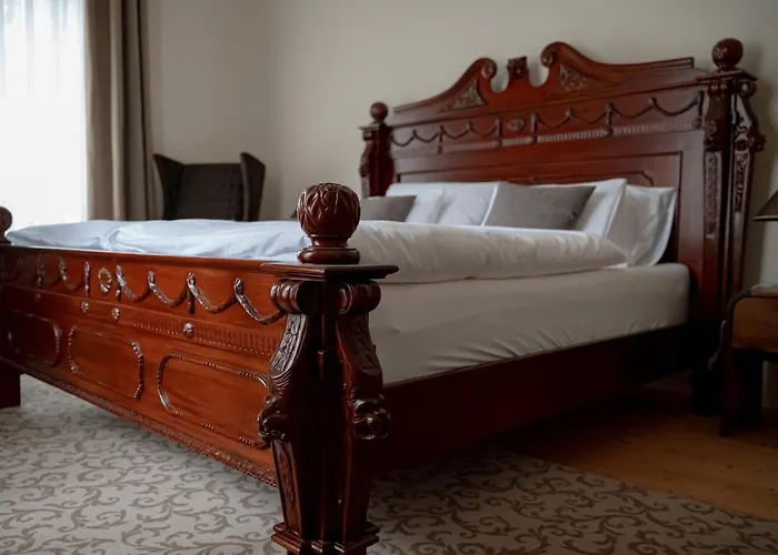 Palais Kneissl Bed & Breakfast