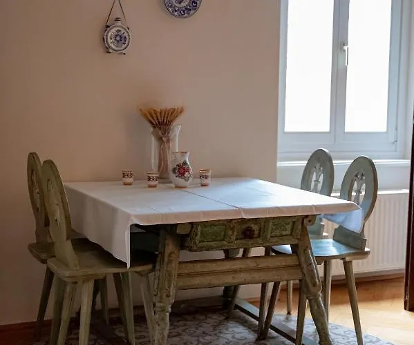 Palais Kneissl Bed & Breakfast 4*