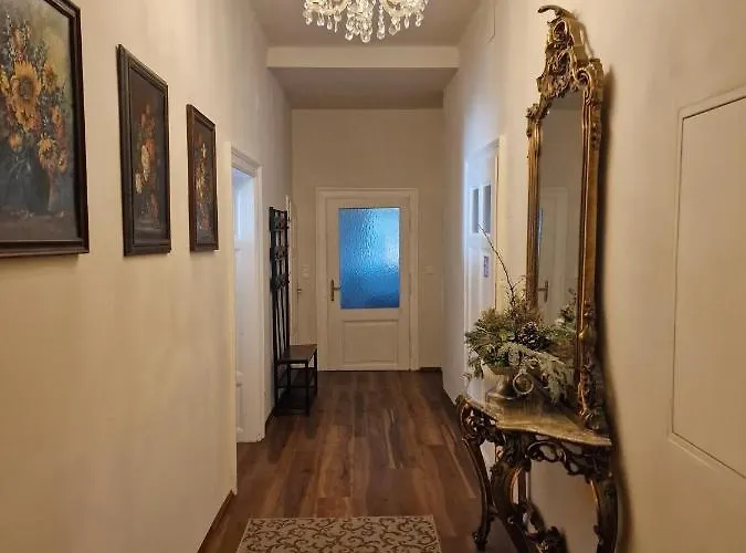 Palais Kneissl Bed & Breakfast