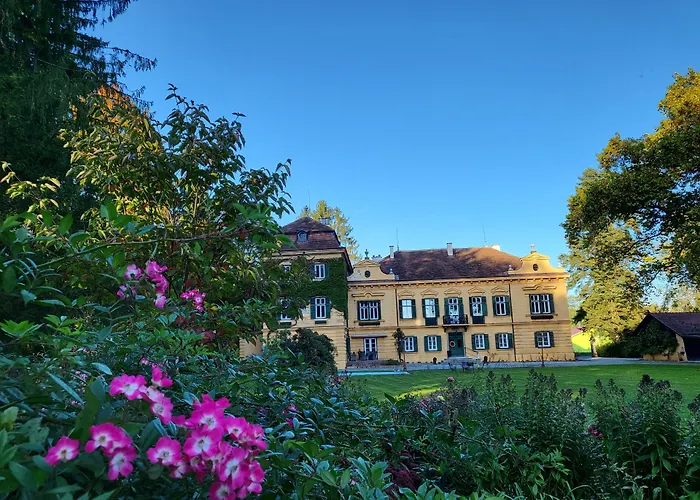 Palais Kneissl Bed & Breakfast 4*